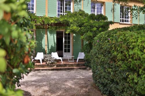 Κήπος έξω από το Logis Hôtel Castel Mouisson