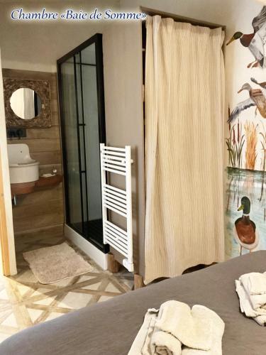 - une chambre avec une salle de bains pourvue d'une douche et de toilettes dans l'établissement La Ferme Bleue, Havre de paix de la Baie de Somme, à Pendé