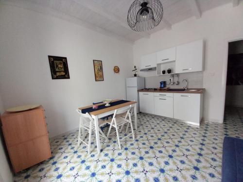 una pequeña cocina con mesa y barra en Casa Campisi i Mori, en Marzamemi
