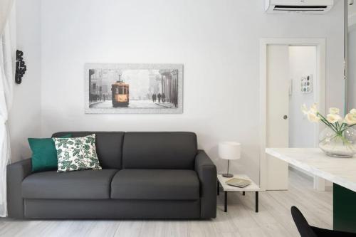 - un salon avec un canapé et une table dans l'établissement CA' LUCIA - Affitti Brevi Italia, à Milan