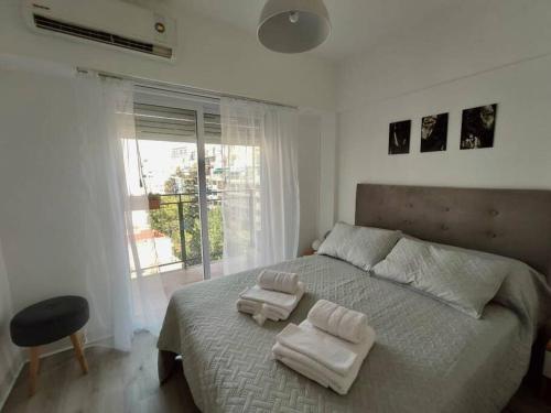- une chambre avec un grand lit et des serviettes dans l'établissement Beautiful apartment in Palermo, à Buenos Aires