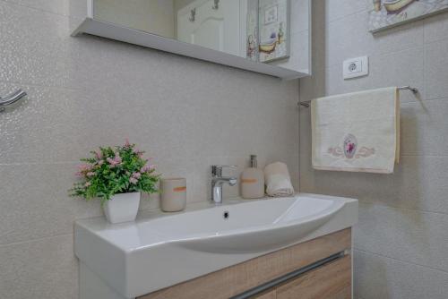 DIVA 1,stylish Old Town studio apartment near beach