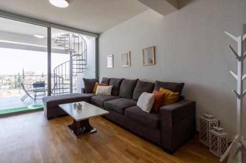 Jay's Penthouse 2-BR Apt W/ Terrace in Larnaca