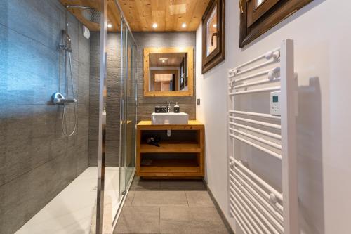 a bathroom with a shower and a sink at Chalet les 3 cerfs in Les Contamines-Montjoie