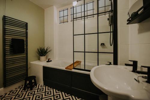 a bathroom with a sink and a bath tub and a sink at Spacious, Luxury home nr Cartmel & Lake Windermere in Grange Over Sands