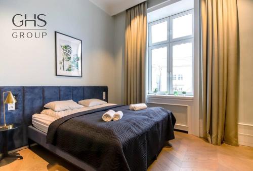 una camera da letto con un letto e due asciugamani di Ekskluzywny apartament nie opodal Wawelu a Cracovia