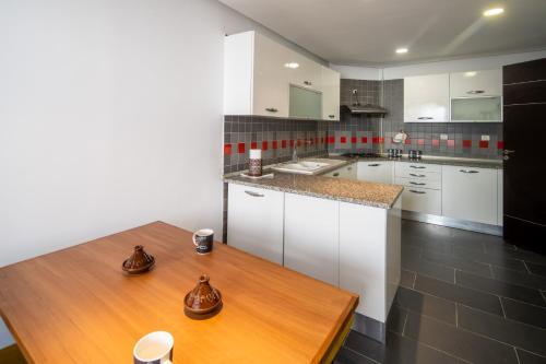 Η κουζίνα ή μικρή κουζίνα στο Novostar Apart Monte Carlo Sea View F41