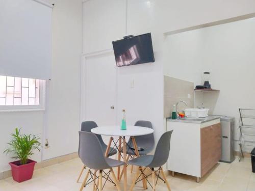 uma cozinha com mesa e cadeiras num quarto em apartamento centro histórico 303-1 em Cartagena das Índias
