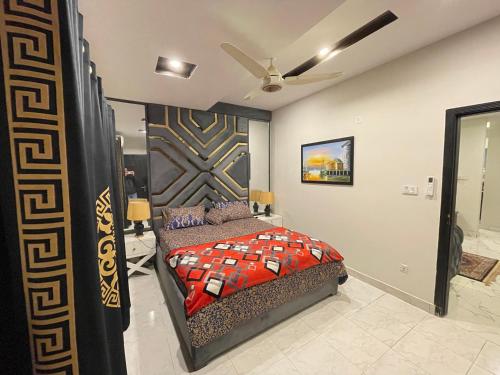 1 dormitorio con 1 cama con edredón rojo en Stunning and Peaceful 1BHK,Free Parking + WIFI, en Islamabad