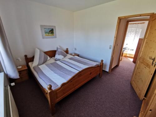 sypialnia z drewnianym łóżkiem w pokoju w obiekcie Ferienhof Rausch w mieście Rathenow