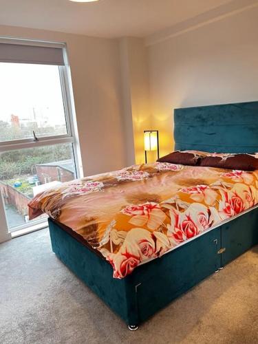 una camera da letto con un grande letto con una grande finestra di Lovely 1bed apartment, Salford. a Manchester