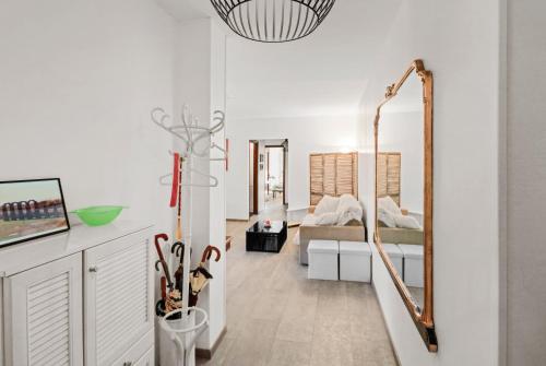 een hal met een spiegel en een kamer met een bed bij Super logement au centre-ville in Acqui Terme