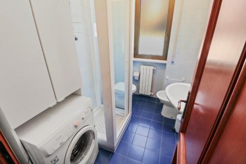 een badkamer met een wasmachine en 2 toiletten bij Super logement au centre-ville in Acqui Terme