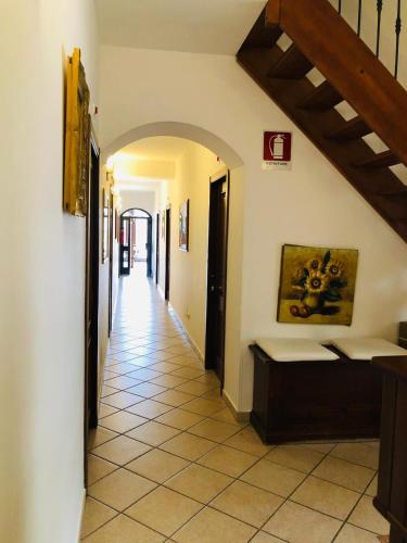 a hallway with an archway in a house at Santa Lucia in Capo dʼOrlando