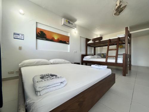 1 dormitorio con 2 literas y 1 cama en Hotel La Fragata, en Coveñas