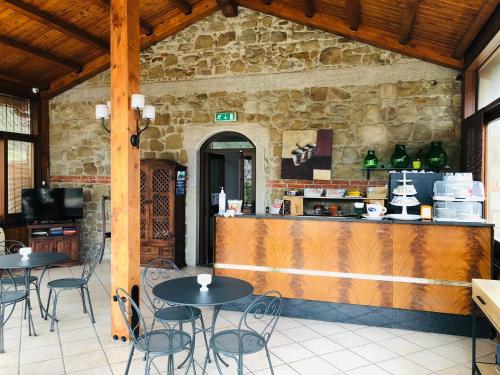 restauracja ze stołami, krzesłami i ladą w obiekcie Santa Lucia w mieście Capo dʼOrlando