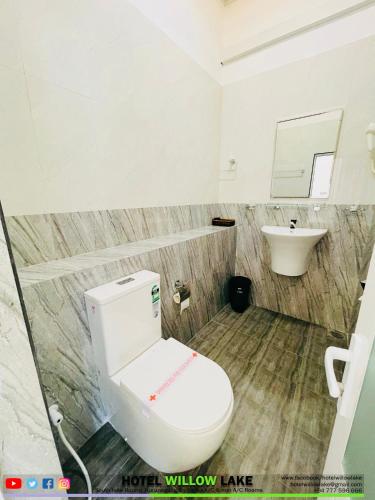 uma casa de banho com um WC e um lavatório em Hotel willow lake em Kurunegala