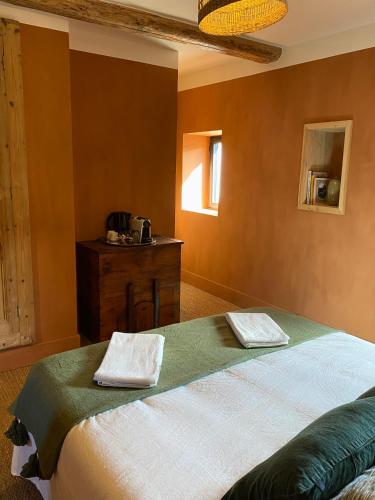 une chambre avec un lit avec deux serviettes dessus dans l'établissement Beauregard Cévennes - Splendide chambre d'hôtes, indépendante et moderne, à Monoblet