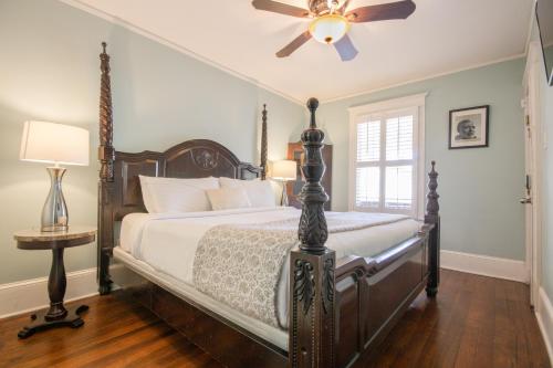 een slaapkamer met een bed en een plafondventilator bij Hemingway House Bed and Breakfast in St. Augustine