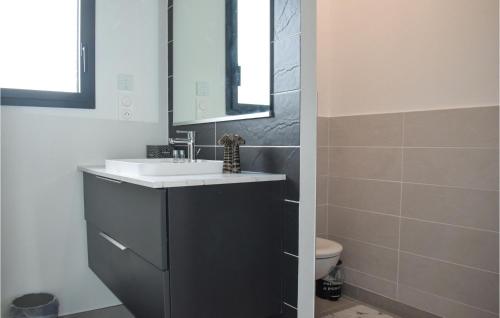 ein Badezimmer mit einem Waschbecken, einem Spiegel und einem WC in der Unterkunft Beautiful Apartment In Lantic With Kitchenette in Lantic