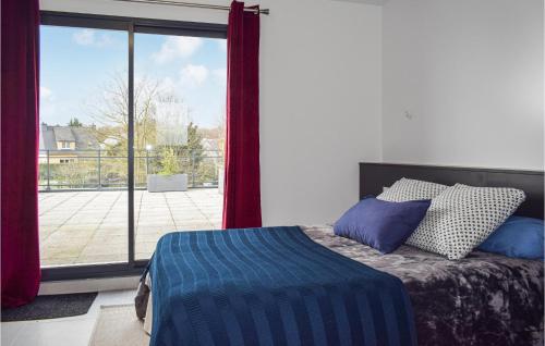 ein Schlafzimmer mit einem Bett und einem großen Fenster in der Unterkunft Beautiful Apartment In Lantic With Kitchenette in Lantic