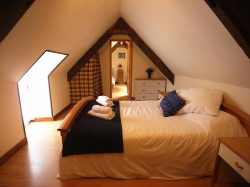 1 dormitorio con 1 cama en el ático en Gîte Pomme - Les Gîtes de la Lohuas en Les Champs-Géraux