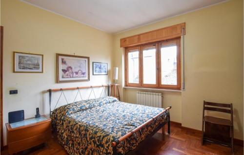 1 dormitorio con cama y ventana en 4 Bedroom Stunning Apartment In Rogliano en Rogliano