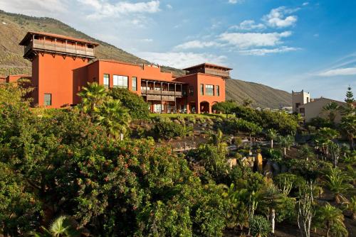 una casa en la cima de una colina con árboles en La Palma Princess, en Fuencaliente de la Palma