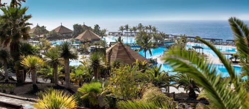 vista su un resort con piscina e oceano di La Palma Princess a Fuencaliente de la Palma