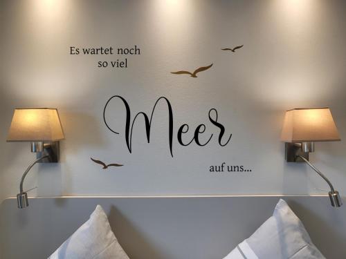 een slaapkamer met een bed met vogels aan de muur bij Apartment 76 im Haus Villa Anna II in Sankt Peter-Ording
