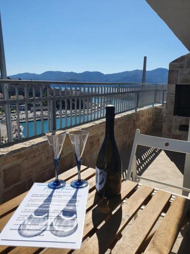 a bottle of wine and two glasses on a table at Mare Fuori in Portoferraio