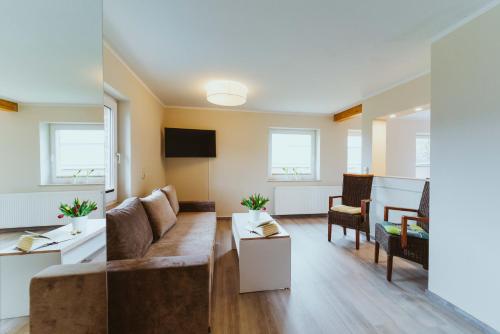 een woonkamer met een bank en een tafel bij Aparthotel Stralsund Studios und Apartments in Stralsund