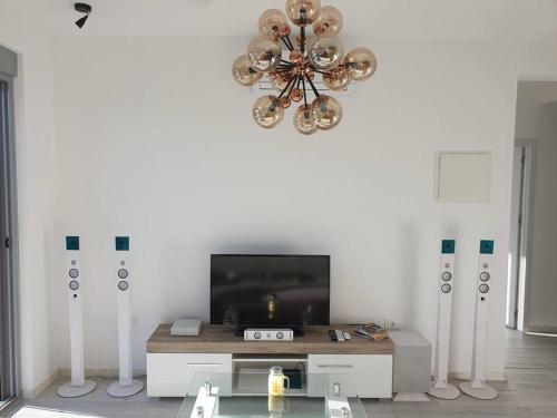 Una televisión o centro de entretenimiento en Beautiful apartment in Tivat