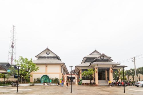 a building with two domes on a street at Peacock De Pai Hotel in Pai
