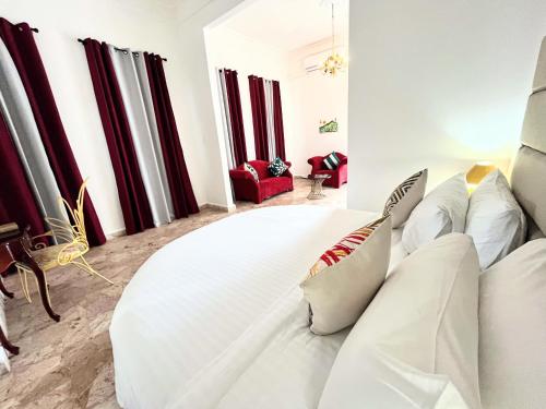 Postel nebo postele na pokoji v ubytování Jamaica Palace Hotel