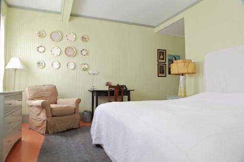 Un pat sau paturi într-o cameră la The Porches Inn at Mass MoCA