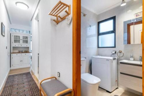 a small bathroom with a toilet and a sink at 098 Apartamento acogedor con el balcón y wifi in Torrevieja