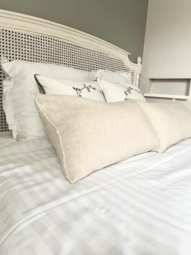 a white bed with white sheets and pillows at Le Paddock - Chambres et table d'hôtes in Le Déluge
