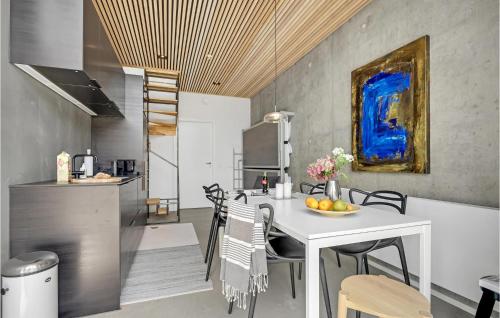 奥胡斯Amazing Apartment In Aarhus C With Wifi的厨房和餐厅配有白色桌子和椅子
