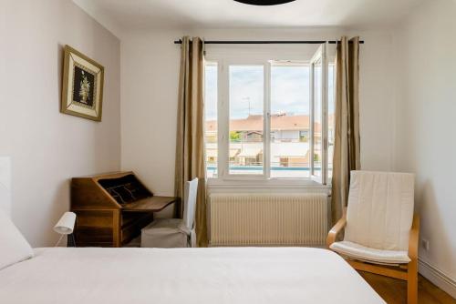 - une chambre avec un lit, une fenêtre et une chaise dans l'établissement LET'S - 50 m² - T2 Part Dieu / centre - Wifi, à Lyon