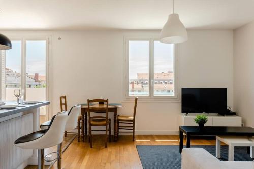 une cuisine et un salon avec une table et des chaises dans l'établissement LET'S - 50 m² - T2 Part Dieu / centre - Wifi, à Lyon