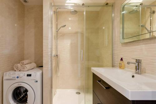 a bathroom with a washing machine and a sink at LET'S - 50 m² - T2 Part Dieu / centre - Wifi in Lyon