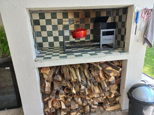 a fire pit made out of wood and a stove at Kruger Huisie Parys in Parys