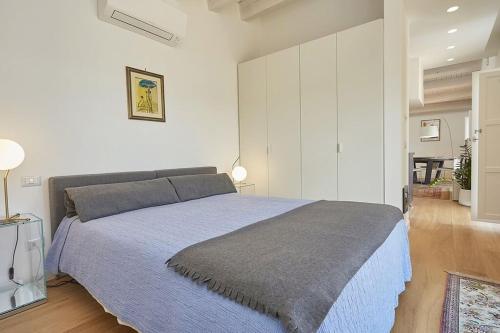 um quarto com uma cama grande num quarto em La Martorana, Luxury apartment with terrace em Palermo