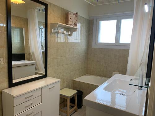 La salle de bains est pourvue d'un lavabo et d'un miroir. dans l'établissement Appt de 6 pers - Vu mer proche centre-ville, à Le Touquet-Paris-Plage