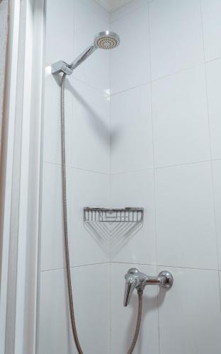 a shower with a shower head in a bathroom at A Casa Antiga do Monte Apartamentos Turísticos - Pontecesures in Padrón