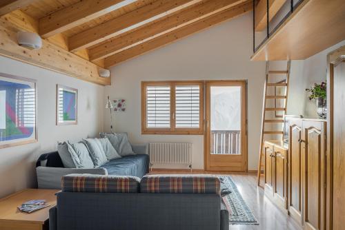 - un salon avec un canapé et un plafond en bois dans l'établissement Ambiente B21, à Bettmeralp