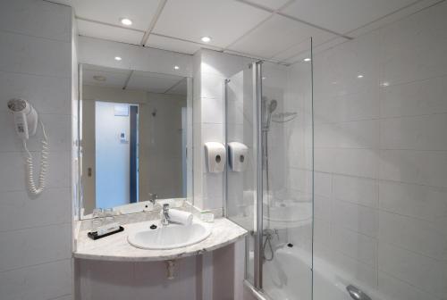 a bathroom with a sink and a shower and a mirror at Medplaya Hotel Santa Monica in Calella