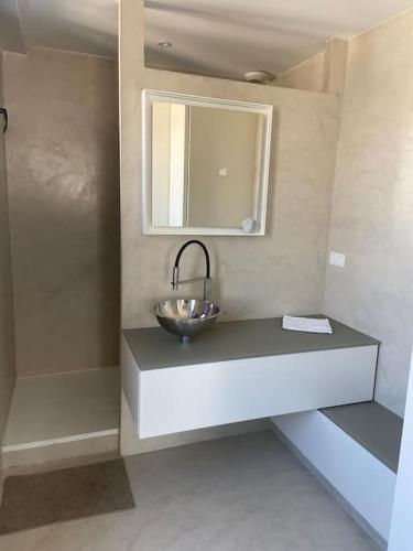 - une salle de bains avec un bol sur un comptoir avec un miroir dans l'établissement Magnifique Penthouse Pornichet, à Pornichet