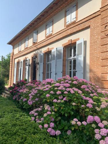 a house with pink flowers in front of it at Chambre d'hotes et Table d'hotes Domaine de la terrasse SAS et Gite ANDA Montauban in Lacourt-Saint-Pierre